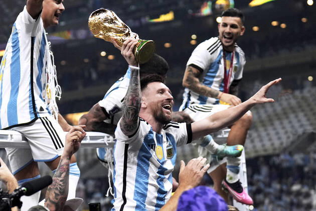 MESSI Lionel Weltmeister Team Argentinien bei der Siegerehrung dem Weltpokal FIFA World Cup, WM, Weltmeisterschaft, Fussball 2022 in Katar Finale Argentinien - Frankreich am 18.12 .2022 im Lusail Stadion DFL REGULATIONS PROHIBIT ANY USE OF PHOTOGRAPHS as IMAGE SEQUENCES and or QUASI-VIDEO Copyright: xLacixPerenyix