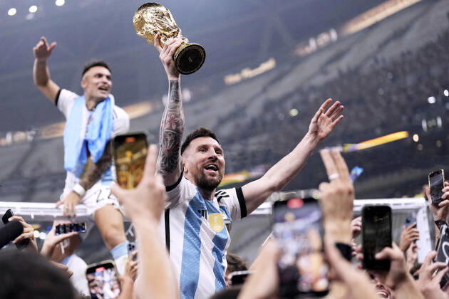 MESSI Lionel Weltmeister Team Argentinien bei der Siegerehrung dem Weltpokal FIFA World Cup, WM, Weltmeisterschaft, Fussball 2022 in Katar Finale Argentinien - Frankreich am 18.12 .2022 im Lusail Stadion DFL REGULATIONS PROHIBIT ANY USE OF PHOTOGRAPHS as IMAGE SEQUENCES and or QUASI-VIDEO Copyright: xLacixPerenyix