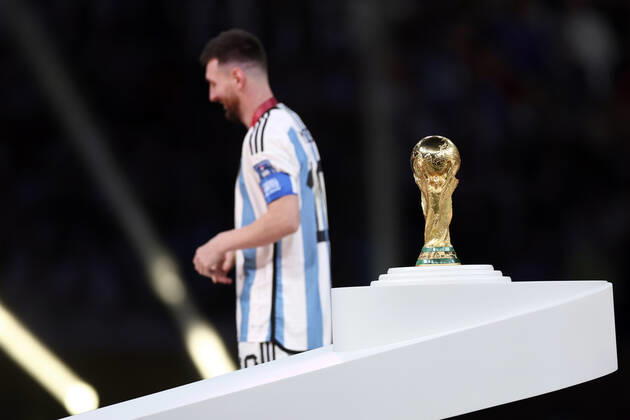 MESSI Lionel Weltmeister Team Argentinien bei der Siegerehrung dem Weltpokal FIFA World Cup, WM, Weltmeisterschaft, Fussball 2022 in Katar Finale Argentinien - Frankreich am 18.12 .2022 im Lusail Stadion DFL REGULATIONS PROHIBIT ANY USE OF PHOTOGRAPHS as IMAGE SEQUENCES and or QUASI-VIDEO Copyright: xLacixPerenyix