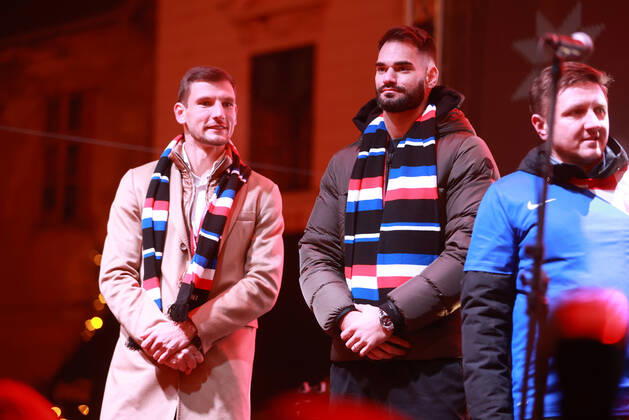 Sport Bilder des Tages PXL_CRO football players welcome ceremony Welcome ceremony for the Croatian national team, Nationalteam players Domagoj Vida, Ivica Ivusic and Borna Barisic after Croatia won bronze medal at the 2022 FIFA World Cup, WM, Weltmeisterschaft, Fussball in Qatar; in Osijek; Croatia; DavorxJavorovic PIXSELL