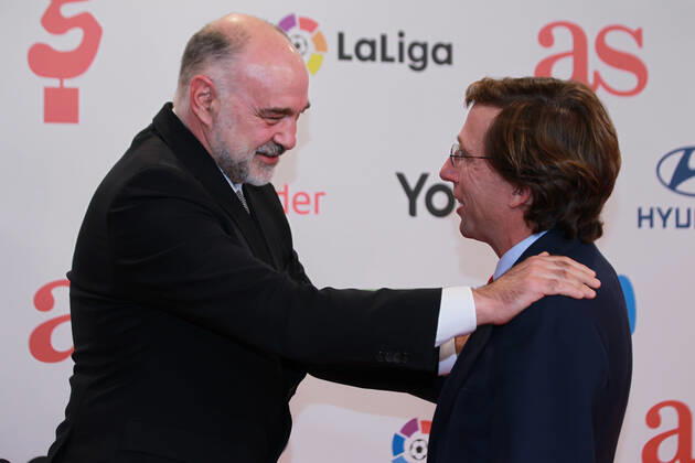 December 20, 2022, MADRID, MADRID, SPAIN: Pablo Laso, basketball coach and Jose Luis Martinez-Almeida, Mayor of Madrid pose for a photo during the 16th edition of the As Sports Awards at The Westin Palace on December 20, 2022 in Madrid, Spain. MADRID SPAIN - ZUMAa181 20221220_zaa_a181_016 Copyright: xIrinaxR.xHipolitox