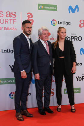 December 20, 2022, MADRID, MADRID, SPAIN: Koke Resurreccion, football player of Atletico de Madrid, Enrique Cerezo, President of Atletico de Madrid and Andrea Medina, football player of Atletico de Madrid, pose for a photo during the 16th edition of the As Sports Awards at The Westin Palace on December 20, 2022 in Madrid, Spain. MADRID SPAIN - ZUMAa181 20221220_zaa_a181_058 Copyright: xIrinaxR.xHipolitox