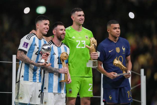LUSAIL, QATAR - DECEMBER 18: Player of Argentina Enzo Fernandez 24, Lionel Messi 10, Emiliano Martinez 23 and player of France Kylian MbappÃ 10 pose for a photo with their awards after the FIFA World Cup, WM, Weltmeisterschaft, Fussball Qatar 2022 Final match between Argentina and France on December 18, 2022, at Lusail Iconic Stadium in Lusail, Qatar. (Photo by Florencia Tan Jun PxImages Icon Sportswire) SOCCER: DEC 18 FIFA World Cup Final - France v Argentina Icon221218108