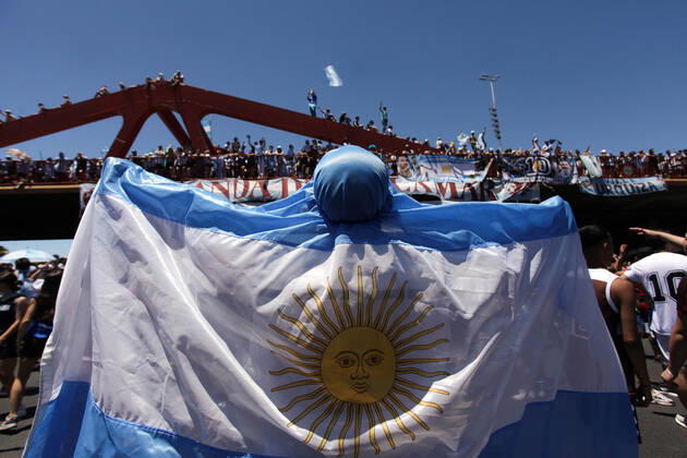 FIFA World Cup, WM, Weltmeisterschaft, Fussball Qatar 2022 Winners Victory Parade Fans of Argentina wave flags as part of celebrations awaiting a victory parade of the Argentina men s national football team after winning the FIFA World Cup Qatar 2022 on December 20, 2022 in Buenos Aires, Argentina. Buenos Aires BUENOS AIRES Argentina  Copyright: xCarolxSmiljanx originalFilename:smiljan-celebrat221220_np0nq.jpg
