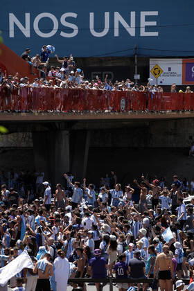 FIFA World Cup, WM, Weltmeisterschaft, Fussball Qatar 2022 Winners Victory Parade Fans of Argentina wave flags as part of celebrations awaiting a victory parade of the Argentina men s national football team after winning the FIFA World Cup Qatar 2022 on December 20, 2022 in Buenos Aires, Argentina. Buenos Aires BUENOS AIRES Argentina  Copyright: xCarolxSmiljanx originalFilename:smiljan-celebrat221220_npYyG.jpg