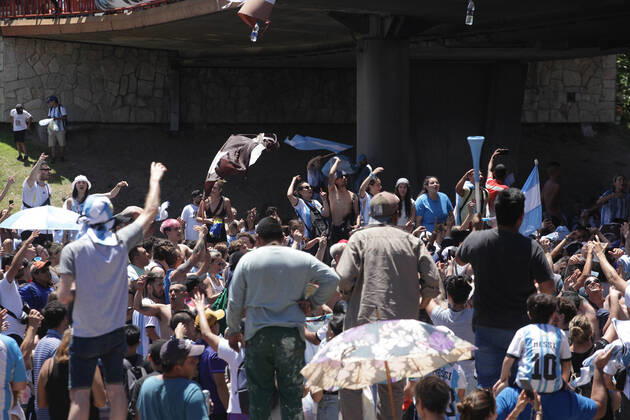 FIFA World Cup, WM, Weltmeisterschaft, Fussball Qatar 2022 Winners Victory Parade Fans of Argentina wave flags as part of celebrations awaiting a victory parade of the Argentina men s national football team after winning the FIFA World Cup Qatar 2022 on December 20, 2022 in Buenos Aires, Argentina. Buenos Aires BUENOS AIRES Argentina  Copyright: xCarolxSmiljanx originalFilename:smiljan-celebrat221220_npKYo.jpg