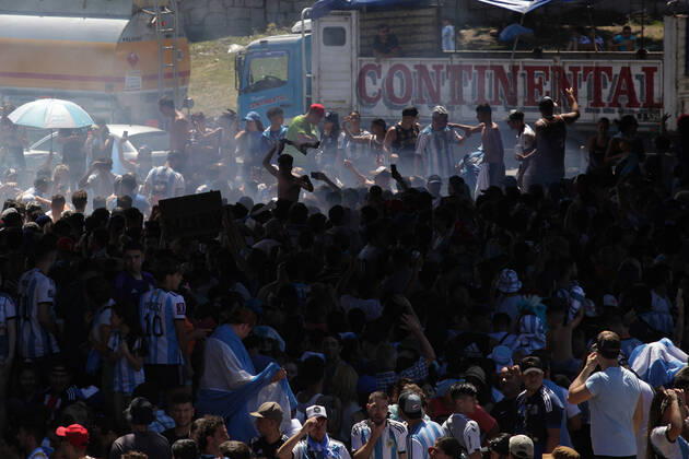 FIFA World Cup, WM, Weltmeisterschaft, Fussball Qatar 2022 Winners Victory Parade Fans of Argentina wave flags as part of celebrations awaiting a victory parade of the Argentina men s national football team after winning the FIFA World Cup Qatar 2022 on December 20, 2022 in Buenos Aires, Argentina. Buenos Aires BUENOS AIRES Argentina  Copyright: xCarolxSmiljanx originalFilename:smiljan-celebrat221220_np51E.jpg
