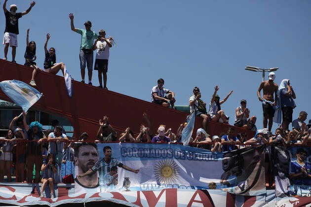 FIFA World Cup, WM, Weltmeisterschaft, Fussball Qatar 2022 Winners Victory Parade Fans of Argentina wave flags as part of celebrations awaiting a victory parade of the Argentina men s national football team after winning the FIFA World Cup Qatar 2022 on December 20, 2022 in Buenos Aires, Argentina. Buenos Aires BENOS AIRES Argentina  Copyright: xCarolxSmiljanx originalFilename:smiljan-celebrat221220_npls2.jpg