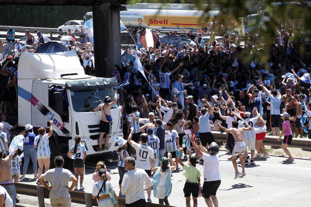 FIFA World Cup, WM, Weltmeisterschaft, Fussball Qatar 2022 Winners Victory Parade Fans of Argentina wave flags as part of celebrations awaiting a victory parade of the Argentina men s national football team after winning the FIFA World Cup Qatar 2022 on December 20, 2022 in Buenos Aires, Argentina. Buenos Aires BUENOS AIRES Argentina  Copyright: xCarolxSmiljanx originalFilename:smiljan-celebrat221220_npInX.jpg