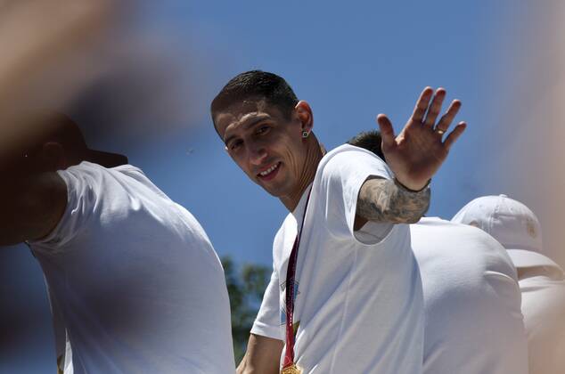 (221221) -- BUENOS AIRES, Dec. 21, 2022 -- Angel Di Maria of Argentina waves to the fans during parade after the team winning the Final of the 2022 FIFA World Cup, WM, Weltmeisterschaft, Fussball in Buenos Aires, capital of Argentina, Dec. 20, 2022. ( Handout via Xinhua) (SP)ARGENTINA-BUENOS AIRES-FOOTBALL-2022 WORLD CUP-CELEBRATION TELAM 