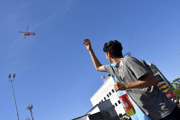 Sport Bilder des Tages (221221) -- BUENOS AIRES, Dec. 21, 2022 -- A fan waves to the helicopter carrying members of Team Argentina after the team winning the Final of the 2022 FIFA World Cup, WM, Weltmeisterschaft, Fussball in Buenos Aires, capital of Argentina, Dec. 20, 2022. ( Handout via Xinhua) (SP)ARGENTINA-BUENOS AIRES-FOOTBALL-2022 WORLD CUP-CELEBRATION TELAM 