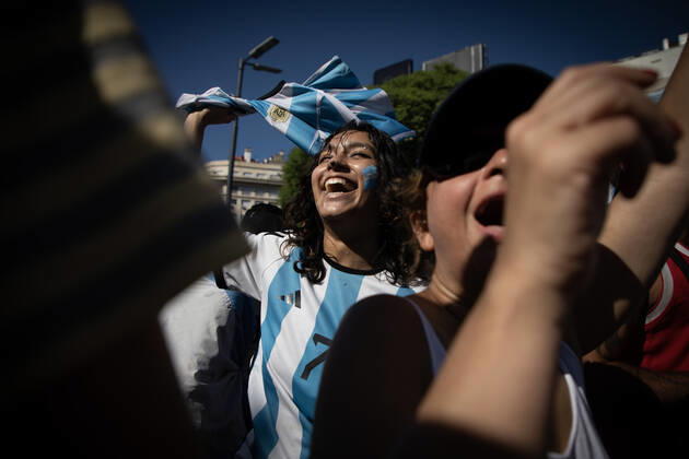 (221221) -- BUENOS AIRES, Dec. 21, 2022 -- Fans welcome Team Argentina after the team winning the Final of the 2022 FIFA World Cup, WM, Weltmeisterschaft, Fussball in Buenos Aires, capital of Argentina, Dec. 20, 2022. (Photo by Xinhua) (SP)ARGENTINA-BUENOS AIRES-FOOTBALL-2022 WORLD CUP-CELEBRATION MartinxSabala 