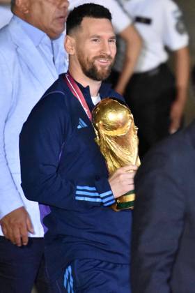 (221221) -- BUENOS AIRES, Dec. 21, 2022 -- Argentina s Lionel Messi holds the FIFA World Cup, WM, Weltmeisterschaft, Fussball trophy upon arrival at Ezeiza International Airport after the team winning the Final of the 2022 FIFA World Cup in Buenos Aires, capital of Argentina, Dec. 20, 2022. (TELAM Handout via Xinhua) (SP)ARGENTINA-BUENOS AIRES-FOOTBALL-2022 WORLD CUP-TEAM ARGENTINA-ARRIVAL MeixZhoutongxunshe 