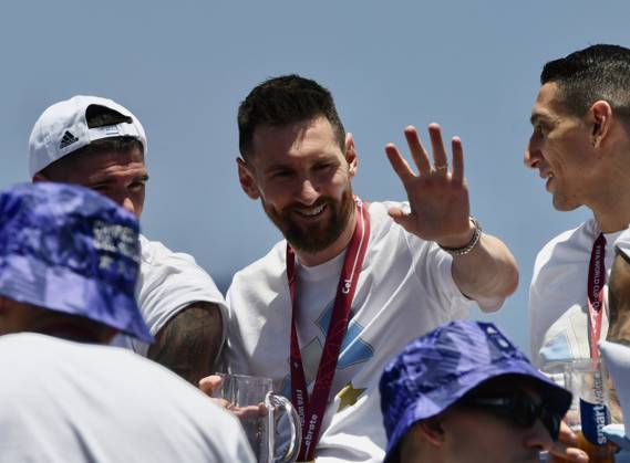 (221221) -- BUENOS AIRES, Dec. 21, 2022 -- Lionel Messi of Argentina waves to the fans during parade after the team winning the Final of the 2022 FIFA World Cup, WM, Weltmeisterschaft, Fussball in Buenos Aires, capital of Argentina, Dec. 20, 2022. ( Handout via Xinhua) (SP)ARGENTINA-BUENOS AIRES-FOOTBALL-2022 WORLD CUP-CELEBRATION TELAM 