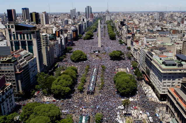 (221221) -- BUENOS AIRES, Dec. 21, 2022 -- Aerial photo shows fans welcoming Team Argentina after the team winning the Final of the 2022 FIFA World Cup, WM, Weltmeisterschaft, Fussball in Buenos Aires, capital of Argentina, Dec. 20, 2022. (Photo by Xinhua) (SP)ARGENTINA-BUENOS AIRES-FOOTBALL-2022 WORLD CUP-CELEBRATION MartinxSabala 