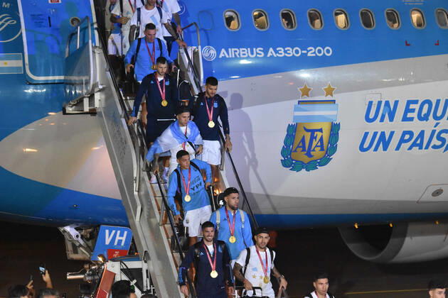 (221221) -- BUENOS AIRES, Dec. 21, 2022 -- Members of Team Argentina step off the plane upon arrival at Ezeiza International Airport after the team winning the Final of the 2022 FIFA World Cup, WM, Weltmeisterschaft, Fussball in Buenos Aires, capital of Argentina, Dec. 20, 2022. (TELAM Handout via Xinhua) (SP)ARGENTINA-BUENOS AIRES-FOOTBALL-2022 WORLD CUP-TEAM ARGENTINA-ARRIVAL MeixZhoutongxunshe 