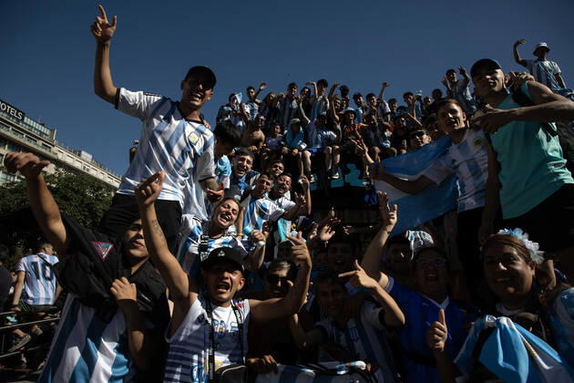 (221221) -- BUENOS AIRES, Dec. 21, 2022 -- Fans welcome Team Argentina after the team winning the Final of the 2022 FIFA World Cup, WM, Weltmeisterschaft, Fussball in Buenos Aires, capital of Argentina, Dec. 20, 2022. (Photo by Xinhua) (SP)ARGENTINA-BUENOS AIRES-FOOTBALL-2022 WORLD CUP-CELEBRATION MartinxSabala 