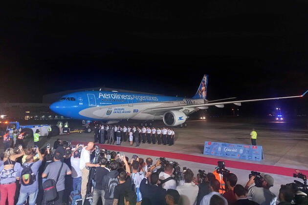 (221221) -- BUENOS AIRES, Dec. 21, 2022 -- The plane carrying Team Argentina arrives at Ezeiza International Airport after the team winning the Final of the 2022 FIFA World Cup, WM, Weltmeisterschaft, Fussball in Buenos Aires, capital of Argentina, Dec. 20, 2022. (TELAM Handout via Xinhua) (SP)ARGENTINA-BUENOS AIRES-FOOTBALL-2022 WORLD CUP-TEAM ARGENTINA-ARRIVAL MeixZhoutongxunshe 