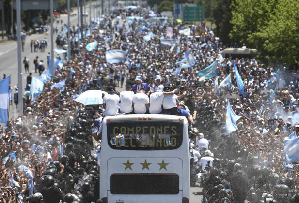 (221221) -- BUENOS AIRES, Dec. 21, 2022 -- A bus with Argentina s players passes through the fans on street after the team winning the Final of the 2022 FIFA World Cup, WM, Weltmeisterschaft, Fussball in Buenos Aires, capital of Argentina, Dec. 20, 2022. ( Handout via Xinhua) (SP)ARGENTINA-BUENOS AIRES-FOOTBALL-2022 WORLD CUP-CELEBRATION TELAM 