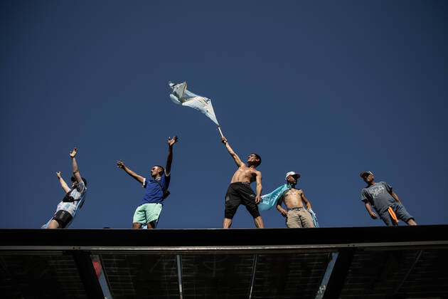 (221221) -- BUENOS AIRES, Dec. 21, 2022 -- Fans welcome Team Argentina after the team winning the Final of the 2022 FIFA World Cup, WM, Weltmeisterschaft, Fussball in Buenos Aires, capital of Argentina, Dec. 20, 2022. (Photo by Xinhua) (SP)ARGENTINA-BUENOS AIRES-FOOTBALL-2022 WORLD CUP-CELEBRATION MartinxSabala 