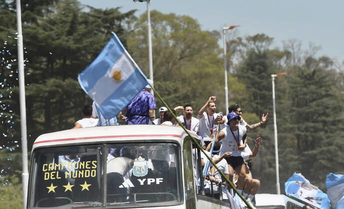 Sport Bilder des Tages (221221) -- BUENOS AIRES, Dec. 21, 2022 -- Argentina s players wave to the fans during parade after the team winning the Final of the 2022 FIFA World Cup, WM, Weltmeisterschaft, Fussball in Buenos Aires, capital of Argentina, Dec. 20, 2022. ( Handout via Xinhua) (SP)ARGENTINA-BUENOS AIRES-FOOTBALL-2022 WORLD CUP-CELEBRATION TELAM 