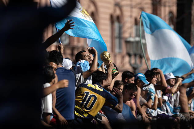 (221221) -- BUENOS AIRES, Dec. 21, 2022 -- Fans welcome Team Argentina after the team winning the Final of the 2022 FIFA World Cup, WM, Weltmeisterschaft, Fussball in Buenos Aires, capital of Argentina, Dec. 20, 2022. (Photo by Xinhua) (SP)ARGENTINA-BUENOS AIRES-FOOTBALL-2022 WORLD CUP-CELEBRATION MartinxSabala 