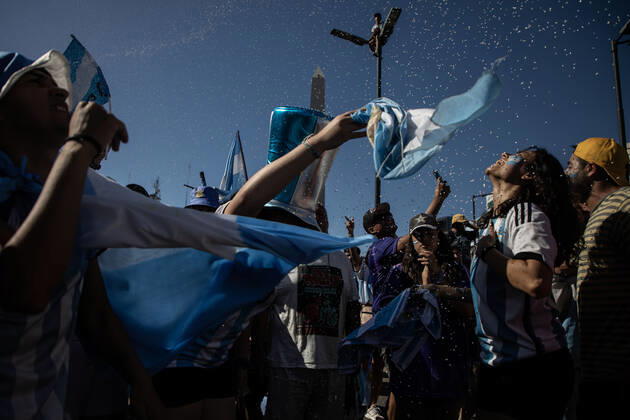 (221221) -- BUENOS AIRES, Dec. 21, 2022 -- Fans welcome Team Argentina after the team winning the Final of the 2022 FIFA World Cup, WM, Weltmeisterschaft, Fussball in Buenos Aires, capital of Argentina, Dec. 20, 2022. (Photo by Xinhua) (SP)ARGENTINA-BUENOS AIRES-FOOTBALL-2022 WORLD CUP-CELEBRATION MartinxSabala 