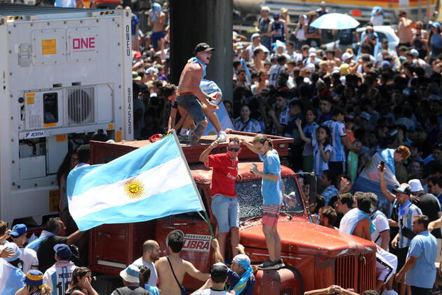 December 20, 2022: World Cup 2022: Argentina s victory parade in Buenos Aires. The victorious Argentine football team arrive back in Buenos Aires to a welcome from hundreds of thousands of fans. - ZUMAs180 0197020044st Copyright: xClaudioxSantistebanx
