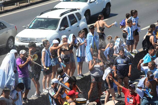 December 20, 2022: World Cup 2022: Argentina s victory parade in Buenos Aires. The victorious Argentine football team arrive back in Buenos Aires to a welcome from hundreds of thousands of fans. - ZUMAs180 0197020045st Copyright: xClaudioxSantistebanx