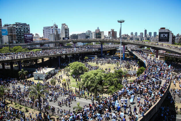 December 20, 2022, Buenos Aires, Argentina: General view of the 9 de julio avenue and the 25 de mayo highway during the celebration. More than 4 million people invaded the city of Buenos Aires to celebrate the world cup obtained by the Argentine Soccer Team in the FIFA World Cup, WM, Weltmeisterschaft, Fussball Qatar 2022. Buenos Aires Argentina - ZUMAs197 0197027081st Copyright: xRobertoxTuerox