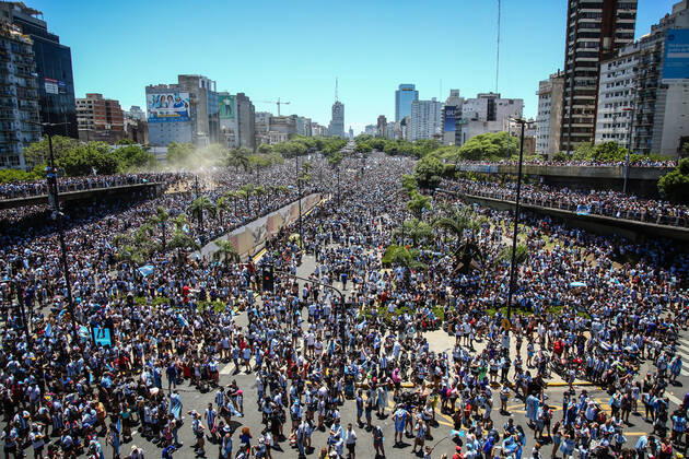 December 20, 2022, Buenos Aires, Argentina: General view of 9 de julio avenue during the celebrations. More than 4 million people invaded the city of Buenos Aires to celebrate the world cup obtained by the Argentine Soccer Team in the FIFA World Cup, WM, Weltmeisterschaft, Fussball Qatar 2022. Buenos Aires Argentina - ZUMAs197 0197027082st Copyright: xRobertoxTuerox