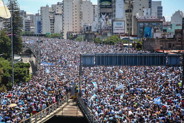December 20, 2022, Buenos Aires, Argentina: Argentinian fans crowded the highway 25 de Mayo during the celebrations. More than 4 million people invaded the city of Buenos Aires to celebrate the world cup obtained by the Argentine Soccer Team in the FIFA World Cup, WM, Weltmeisterschaft, Fussball Qatar 2022. Buenos Aires Argentina - ZUMAs197 0197027089st Copyright: xRobertoxTuerox