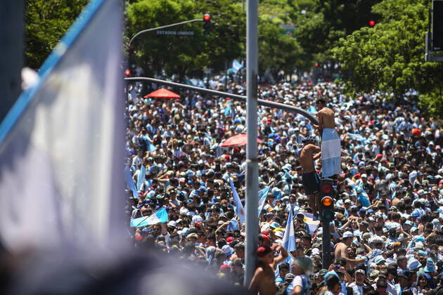 December 20, 2022, Buenos Aires, Argentina: Argentinian fans seen above a traffic light during the festivities in the 9 de Julio avenue. More than 4 million people invaded the city of Buenos Aires to celebrate the world cup obtained by the Argentine Soccer Team in the FIFA World Cup, WM, Weltmeisterschaft, Fussball Qatar 2022. Buenos Aires Argentina - ZUMAs197 0197027091st Copyright: xRobertoxTuerox