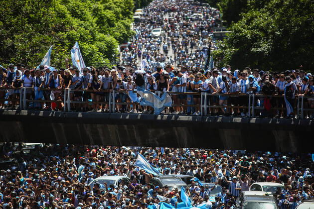 December 20, 2022, Buenos Aires, Argentina: Argentinian fans seen above and below the highway. More than 4 million people invaded the city of Buenos Aires to celebrate the world cup obtained by the Argentine Soccer Team in the FIFA World Cup, WM, Weltmeisterschaft, Fussball Qatar 2022. Buenos Aires Argentina - ZUMAs197 0197027092st Copyright: xRobertoxTuerox