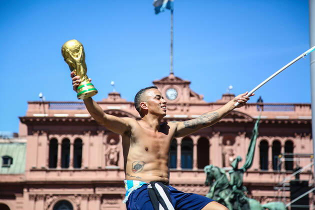 December 20, 2022, Buenos Aires, Argentina: Argentinian fan seen with a world cup in front of the Argentine government house. More than 4 million people invaded the city of Buenos Aires to celebrate the world cup obtained by the Argentine Soccer Team in the FIFA World Cup, WM, Weltmeisterschaft, Fussball Qatar 2022. Buenos Aires Argentina - ZUMAs197 0197027094st Copyright: xRobertoxTuerox