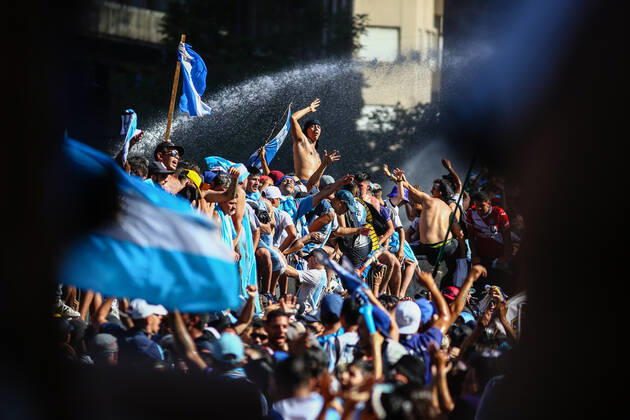 December 20, 2022, Buenos Aires, Argentina: Argentinian fans seen during the celebrations in the Plaza de Mayo. More than 4 million people invaded the city of Buenos Aires to celebrate the world cup obtained by the Argentine Soccer Team in the FIFA World Cup, WM, Weltmeisterschaft, Fussball Qatar 2022. Buenos Aires Argentina - ZUMAs197 0197027103st Copyright: xRobertoxTuerox