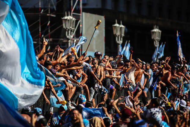 December 20, 2022, Buenos Aires, Argentina: Argentinian fans seen during the celebrations in the Plaza de Mayo. More than 4 million people invaded the city of Buenos Aires to celebrate the world cup obtained by the Argentine Soccer Team in the FIFA World Cup, WM, Weltmeisterschaft, Fussball Qatar 2022. Buenos Aires Argentina - ZUMAs197 0197027104st Copyright: xRobertoxTuerox