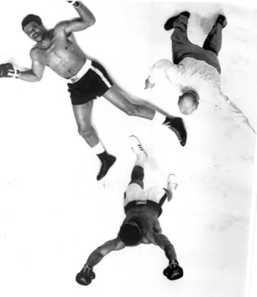 Muhammad Ali (Muhammad Ali) Cassius Clay in tthe boxing ring with Cleveland Williams and referee Harry Kessler November 1966  Copyright: xTopFotox Sp000487