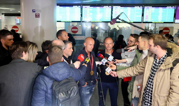 FIFA WM 2022, Final-Schiedsrichtergespann aus Polen zurück in der Heimat Polish football referees return from Qatar A team of Polish football referees are welcomed at the Chopin Airport as they return home from the 2022 FIFA World Cup, WM, Weltmeisterschaft, Fussball held in Qatar on December 21, 2022 in Warsaw, Poland. Polish referees officiated the World Cup s final game between Argentina and France. They gained the highest praises for their performance and are getting huge attention in their home country. Pictured: Tomasz Listkiewicz, Tomasz Kwiatkowski, Szymon Marciniak, Pawel Sokolnicki. EN_01549085_0024