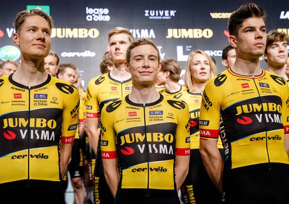 Bilder des Jahres 2022, Sport 12 Dezember Sport Themen der Woche KW51 Sport Bilder des Tages AMSTERDAM - Wilco Kelderman, Jonas Vingegaard and Wout van Aert (VLNR) during the team presentation of the Team Jumbo-Visma 2023 cycling teams. ANP SEM VAN DER WAL xVIxANPxSportx xxANPxIVx