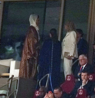 QAT, WM FIFA 2022, Finale, Argentinien vs Frankreich 18.12.2022, Lusail Iconic Stadium, Doha, QAT, WM FIFA 2022, Finale, Argentinien vs Frankreich, im Bild Scheicha Musa bint Nasser al-Missned mit Brigitte Marie-Claude Macron, der Ehefrau vom französichen Staatspräsidenten Emmanuel Macron.