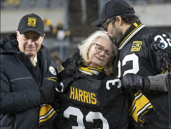 Bilder des Jahres 2022, Sport 12 Dezember Sport Themen der Woche KW51 Sport Bilder des Tages Pittsburgh Steelers President Art Rooney Jr (l) stands with Dana Harris, the widow of Franco Harris (c) as Franco Harris son Dok comforts her during the halftime ceremony retiring his number during halftime of the game against the Las Vegas Raiders at Acrisure Stadiumon Saturday, December 24, 2022 in Pittsburgh.  PIT2022122409 ARCHIExCARPENTER