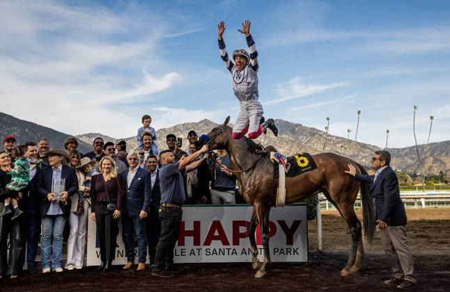 Bilder des Jahres 2022, Sport 12 Dezember Sport Themen der Woche KW52 Sport Bilder des Tages December 27, 2022, Arcadia, California, USA: December 26, 2022: Jockey Frankie Dettori does his famous flying dismount after winning the San Antonio Stakes (Grade 2) aboard Country Grammer at Santa Anita Park in Arcadia, California on December 26th, 2022. Alex Evers Eclipse Sportswire CSM Arcadia USA - ZUMAcs17 20221227_zaf_cs17_007 Copyright: xAlexxEvers EclipsexSportswire Csx