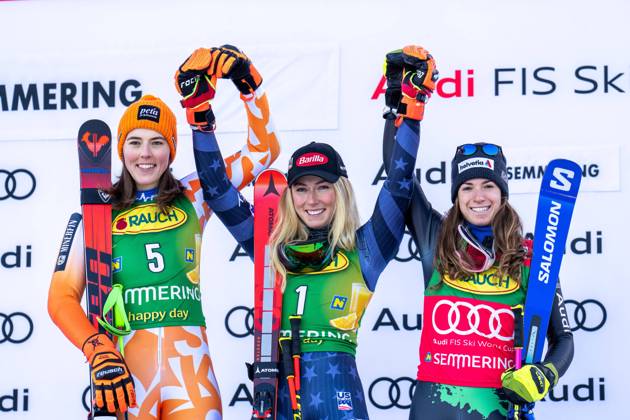 Bilder des Jahres 2022, Sport 12 Dezember Sport Themen der Woche KW52 Sport Bilder des Tages ALPINE SKIING - FIS WC Semmering SEMMERING,AUSTRIA,27.DEC.22 - ALPINE SKIING - FIS World Cup, giant slalom, ladies, award ceremony. Image shows the rejoicing of Petra Vlhova (SVK), Mikaela Shiffrin (USA) and Marta Bassino (ITA).  GEPAxpictures xEdgarxEisner