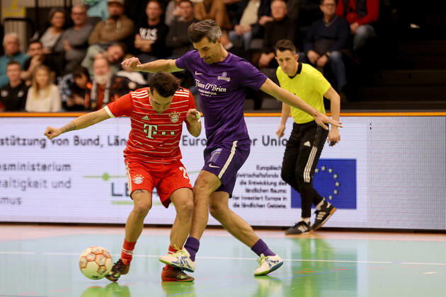 SOCCER - Lions Benefiz Turnier GRAZ,AUSTRIA,27.DEC.22 - SOCCER - Lions Benefiz Legenden Hallenfussball Turnier. Image shows Mirza Dzafic (Bayern Muenchen) and Paul Scharner Paul Scharner (A.Wien).  GEPAxpictures xHansxOberlaender
