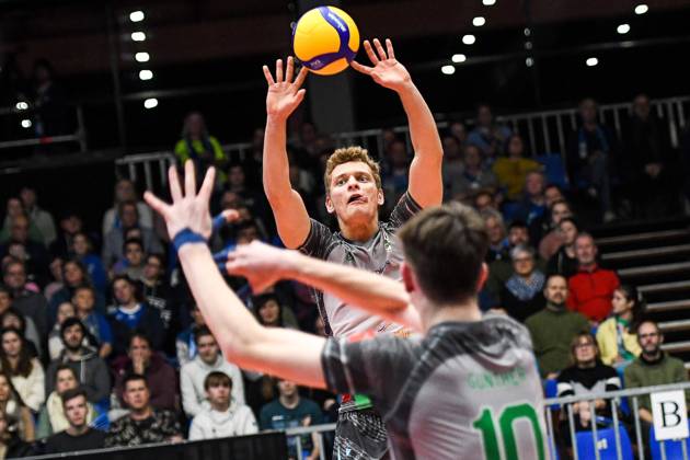Bilder des Jahres 2022, Sport 12 Dezember Sport Themen der Woche KW52 Sport Bilder des Tages GER, VBL, VfB Friedrichshafen vs TSV Haching München Muenchen 27.12.2022, Messehalle B2, Friedrichshafen, GER, VBL, VfB Friedrichshafen vs TSV Haching München Muenchen, im Bild Marcell Mikulass Koch (Haching, 1), Zuspiel auf Daniel Günther Guenther (Haching, 10)