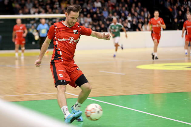 SOCCER - Lions Benefiz Turnier GRAZ,AUSTRIA,27.DEC.22 - SOCCER - Lions Benefiz Legenden Hallenfussball Turnier. Image shows Philipp Schenk (GAK).  GEPAxpictures xHansxOberlaender