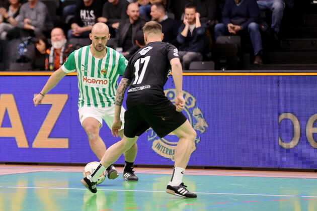 SOCCER - Lions Benefiz Turnier GRAZ,AUSTRIA,27.DEC.22 - SOCCER - Lions Benefiz Legenden Hallenfussball Turnier. Image shows Erwin Hoffer (Rapid) and Martin Ehrenreich (Sturm).  GEPAxpictures xHansxOberlaender