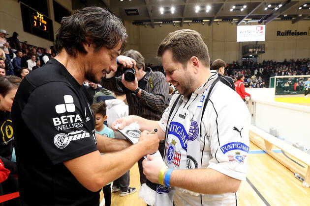 SOCCER - Lions Benefiz Turnier GRAZ,AUSTRIA,27.DEC.22 - SOCCER - Lions Benefiz Legenden Hallenfussball Turnier. Image shows Ivo Vastic (Sturm) and Oliver Wieser.  GEPAxpictures xHansxOberlaender