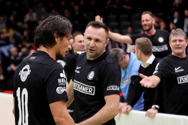 SOCCER - Lions Benefiz Turnier GRAZ,AUSTRIA,27.DEC.22 - SOCCER - Lions Benefiz Legenden Hallenfussball Turnier. Image shows Ivo Vastic and Samir Muratovic (Sturm).  GEPAxpictures xHansxOberlaender